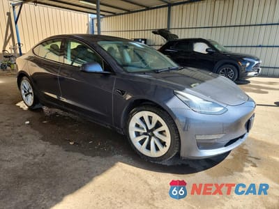 Czwarte zdjęcie samochodu z boku: 2022 TESLA MODEL 3 VIN:5YJ3E1EA0NF370024 - miniatura