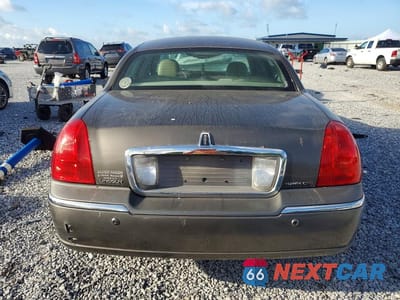 Zdjęcie 6 z 13 samochodu: 2004 LINCOLN TOWN CAR SIGNATURE VIN:1LNHM81W24Y671200 - miniatura