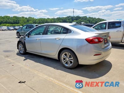 Drugie zdjęcie samochodu z przodu: 2019 CHEVROLET CRUZE LT VIN:1G1BE5SM3K7100877 - miniatura
