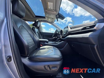 Piąte zdjęcie samochodu w środku: 2022 TOYOTA HIGHLANDER XLE VIN:5TDGZRAH0NS123413 - miniatura