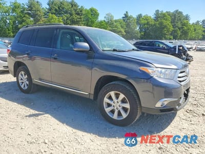 Czwarte zdjęcie samochodu z boku: 2012 TOYOTA HIGHLANDER BASE VIN:5TDBK3EH3CS170079 - miniatura