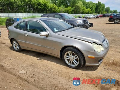 Czwarte zdjęcie samochodu z boku: 2005 MERCEDES-BENZ C 230K SPORT COUPE VIN:WDBRN40J25A674658 - miniatura