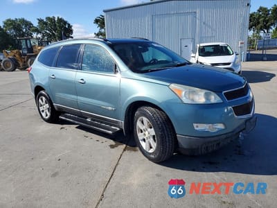 Czwarte zdjęcie samochodu z boku: 2009 CHEVROLET TRAVERSE LT VIN:1GNER23D39S125055 - miniatura