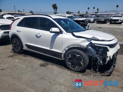 Czwarte zdjęcie samochodu z boku: 2023 KIA NIRO WIND VIN:KNDCR3L19P5034105 - miniatura