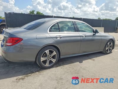 Trzecie zdjęcie samochodu z tyłu: 2020 MERCEDES-BENZ E 350 VIN:W1KZF8DB8LA839897 - miniatura