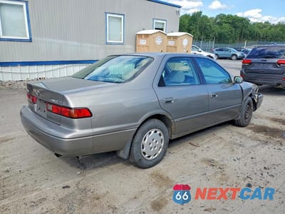Trzecie zdjęcie samochodu z tyłu: 1999 TOYOTA CAMRY LE VIN:4T1BG22K2XU467434 - miniatura