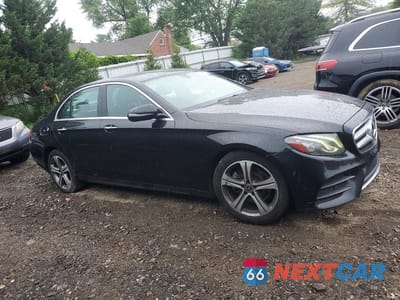 Czwarte zdjęcie samochodu z boku: 2018 MERCEDES-BENZ E 300 4MATIC VIN:WDDZF4KB2JA478367 - miniatura