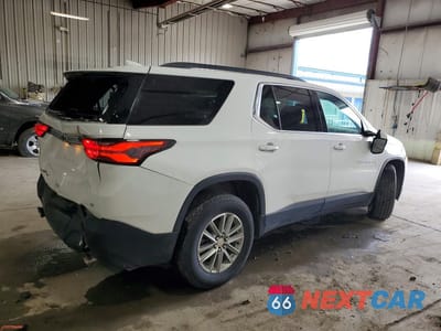 Trzecie zdjęcie samochodu z tyłu: 2022 CHEVROLET TRAVERSE LT VIN:1GNEVGKW0NJ136929 - miniatura