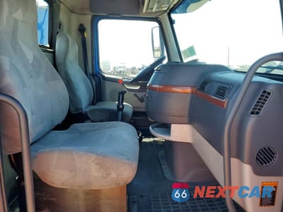 Zdjęcie 6 z 10 samochodu: 2011 VOLVO VNL SEMI TRUCK VIN:4V4NC9DFXBN535654 - miniatura