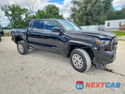 Czwarte zdjęcie samochodu z boku: 2025 TOYOTA TACOMA SR5 VIN:3TMKB5FN8SM025585 - miniatura