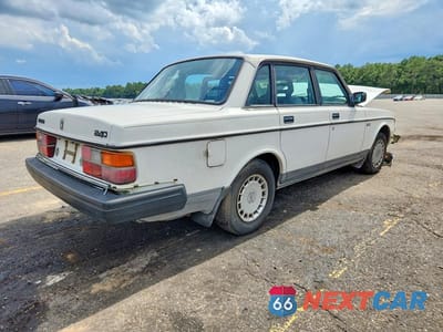 Trzecie zdjęcie samochodu z tyłu: 1991 VOLVO 240 VIN:YV1AA8847M1444977 - miniatura