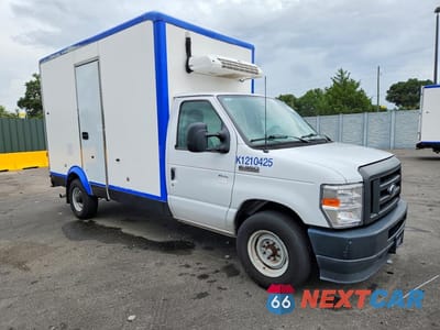 Czwarte zdjęcie samochodu z boku: 2023 FORD E350 REFRIGERATED BOX TRUCK VIN:1FDWE3FK1PDD09741 - miniatura