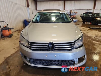 Piąte zdjęcie samochodu w środku: 2012 VOLKSWAGEN PASSAT SE VIN:1VWBP7A33CC014125 - miniatura