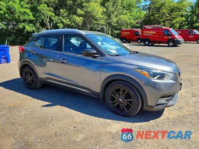 Czwarte zdjęcie samochodu z boku: 2020 NISSAN KICKS SR VIN:3N1CP5DV1LL579232 - miniatura