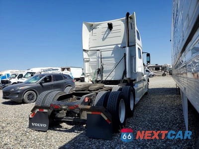 Czwarte zdjęcie samochodu z boku: 2016 VOLVO VNL SEMI TRUCK VIN:4V4NC9EHXGN945152 - miniatura