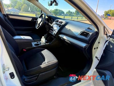 Piąte zdjęcie samochodu w środku: 2017 SUBARU LEGACY 2.5I PREMIUM VIN:4S3BNAH66H3015914 - miniatura