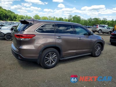 Trzecie zdjęcie samochodu z tyłu: 2017 TOYOTA HIGHLANDER XLE VIN:5TDJZRFH4HS436189 - miniatura