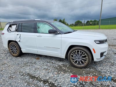 Czwarte zdjęcie samochodu z boku: 2023 JEEP GRAND CHEROKEE L SUMMIT VIN:1C4RJKET6P8109979 - miniatura