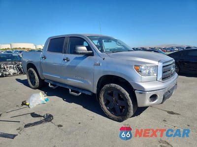 Czwarte zdjęcie samochodu z boku: 2010 TOYOTA TUNDRA CREWMAX SR5 VIN:5TFEY5F13AX096355 - miniatura