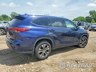 Trzecie zdjęcie samochodu z tyłu: 2021 TOYOTA HIGHLANDER XLE VIN:5TDGZRBH0MS533268 - miniatura