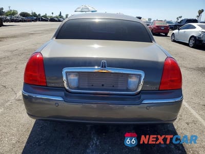 Zdjęcie 6 z 13 samochodu: 2004 LINCOLN TOWN CAR ULTIMATE VIN:1LNHM83W34Y659909 - miniatura