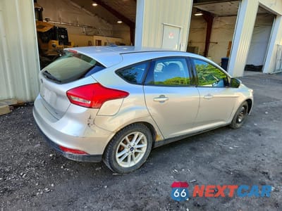 Trzecie zdjęcie samochodu z tyłu: 2016 FORD FOCUS SE VIN:1FADP3K26GL263637 - miniatura