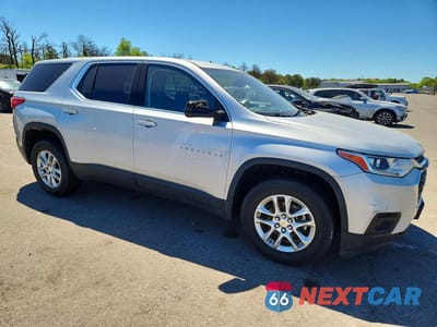 Czwarte zdjęcie samochodu z boku: 2019 CHEVROLET TRAVERSE LS VIN:1GNERFKW1KJ135685 - miniatura