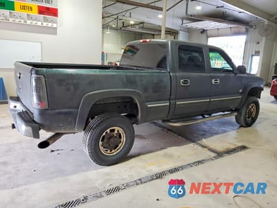 Trzecie zdjęcie samochodu z tyłu: 2001 CHEVROLET SILVERADO K2500 HEAVY DUTY VIN:1GCHK23GX1F206328 - miniatura