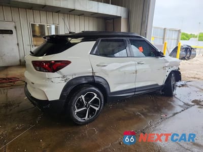 Trzecie zdjęcie samochodu z tyłu: 2022 CHEVROLET TRAILBLAZER RS VIN:KL79MTSLXNB041619 - miniatura