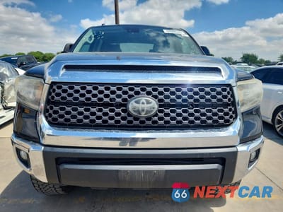 Piąte zdjęcie samochodu w środku: 2019 TOYOTA TUNDRA CREWMAX SR5 VIN:5TFDW5F18KX815778 - miniatura