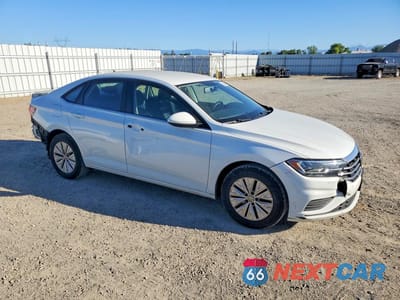Czwarte zdjęcie samochodu z boku: 2019 VOLKSWAGEN JETTA S VIN:3VWC57BUXKM172072 - miniatura