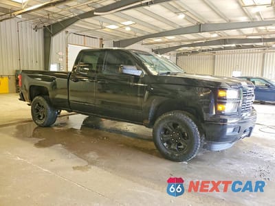 Czwarte zdjęcie samochodu z boku: 2015 CHEVROLET SILVERADO K1500 LT VIN:1GCVKREC3FZ359063 - miniatura