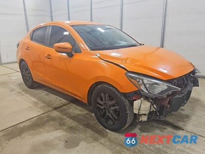 Czwarte zdjęcie samochodu z boku: 2018 TOYOTA YARIS IA BASE VIN:3MYDLBYV0JY323185 - miniatura