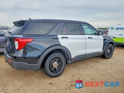 Trzecie zdjęcie samochodu z tyłu: 2022 FORD EXPLORER POLICE INTERCEPTOR VIN:1FM5K8AB5NGA47775 - miniatura