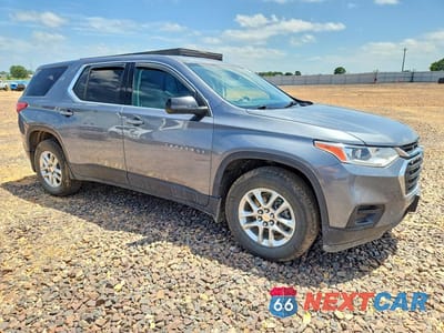 Czwarte zdjęcie samochodu z boku: 2021 CHEVROLET TRAVERSE LS VIN:1GNERFKW2MJ194781 - miniatura