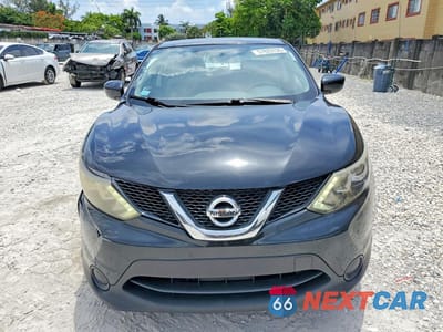 Piąte zdjęcie samochodu w środku: 2018 NISSAN ROGUE SPORT S VIN:JN1BJ1CP4JW102052 - miniatura