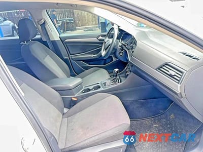 Piąte zdjęcie samochodu w środku: 2020 VOLKSWAGEN JETTA S VIN:3VWCB7BU2LM070341 - miniatura