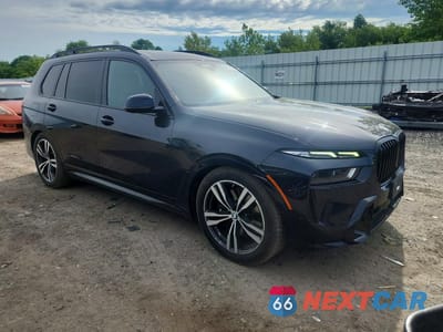 Czwarte zdjęcie samochodu z boku: 2023 BMW X7 XDRIVE40I VIN:5UX23EM0XP9P90399 - miniatura