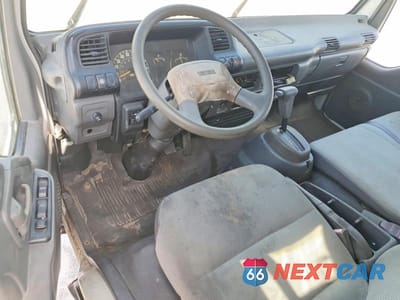 Zdjęcie 8 z 13 samochodu: 2004 ISUZU NPR - TRUCK CAB AND CHASSIS VIN:4KLB4B1U04J800078 - miniatura