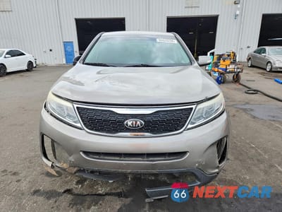 Piąte zdjęcie samochodu w środku: 2015 KIA SORENTO LX VIN:5XYKT3A67FG657952 - miniatura