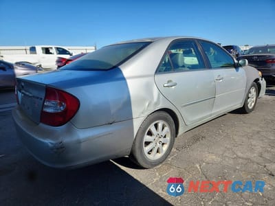 Trzecie zdjęcie samochodu z tyłu: 2003 TOYOTA CAMRY XLE V6 VIN:JTDBF30K630142223 - miniatura