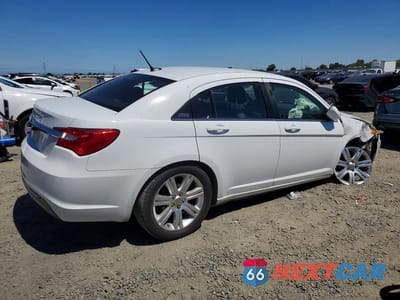 Trzecie zdjęcie samochodu z tyłu: 2013 CHRYSLER 200 LX VIN:1C3CCBAB3DN685995 - miniatura