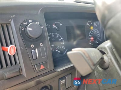 Zdjęcie 8 z 10 samochodu: 2019 VOLVO VNL SEMI TRUCK VIN:4V4NC9EH7KN200285 - miniatura