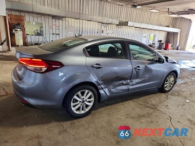 Trzecie zdjęcie samochodu z tyłu: 2017 KIA FORTE S VIN:3KPFL4A70HE028856 - miniatura