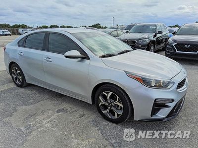 Czwarte zdjęcie samochodu z boku: 2019 KIA FORTE LXS VIN:3KPF24AD4KE083892 - miniatura