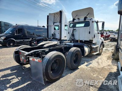 Czwarte zdjęcie samochodu z boku: 2016 FREIGHTLINER BUSINESS CLASS M2 SEMI TRUCK VIN:1FUJC5DV2GHHF5443 - miniatura