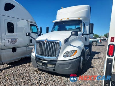 Drugie zdjęcie samochodu z przodu: 2019 INTERNATIONAL LT625 SEMI TRUCK VIN:1HSDYAPR0KH044046 - miniatura