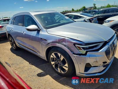 Czwarte zdjęcie samochodu z boku: 2022 AUDI E-TRON PREMIUM PLUS VIN:WA1LAAGE7NB014307 - miniatura