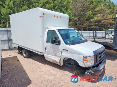 Czwarte zdjęcie samochodu z boku: 2021 FORD E350 BOX TRUCK VIN:1FDWE3FN4MDC27847 - miniatura