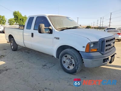 Czwarte zdjęcie samochodu z boku: 2005 FORD F250 SUPER DUTY VIN:1FTSX20515EC09222 - miniatura